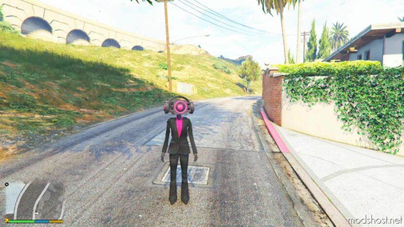 GTA 5 Player Mod: Speaker Woman Add-On PED (Featured)